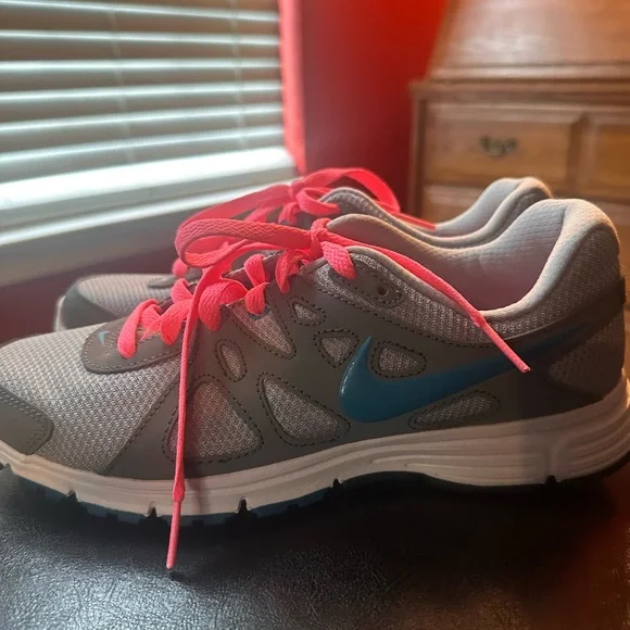 Nike Gray and Pink Sneakers with Sporty Design - Picture 7 of 12